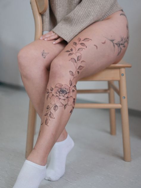 Gorgeous Flower Tattoo for Women Flowers On Legs Tattoo, Simple Tattoos Leg, Floral Tattoo Leg, Leg Vine Tattoo, Unique Tattoo Quotes, Small Tattoo Ideas Back, Arm Tattoo Men Forearm, Tattoo Men Forearm, Forearm Tattoos Men