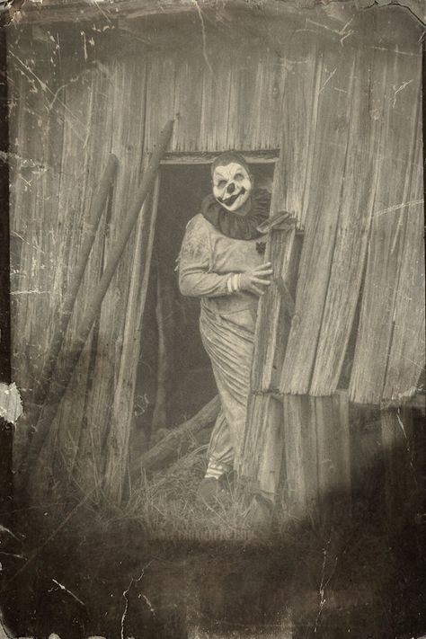 I Photographed Creepy Clowns In A Cornfield Because I Love Vintage Horror Halloween Images Clown In A Cornfield, Creepy Old Photos, Dark Carnival, Creepy Clowns, Popular Images, Creepy Vintage, Horror Style, Photography Shop, Creepy Clown