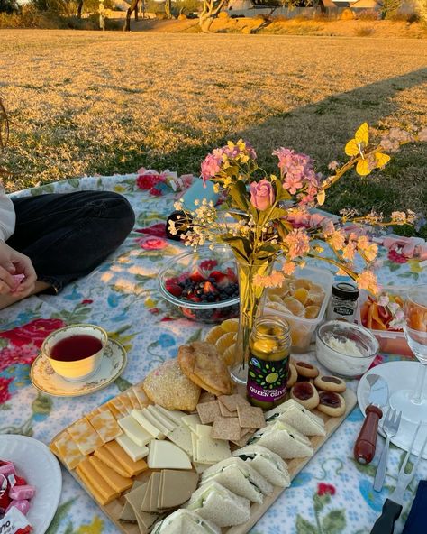 🌊🐚🏖️🧺🪷 Cottagecore Charcuterie Board, Summer Hosting Aesthetic, Veg Charcuterie Board, End Of Summer Picnic, Picknick Date Aesthetic, Charcuterie Picnic Ideas, Picnic Food Ideas Aesthetic, Aesthetic Picnic Food, Picnic Aesthetic Ideas