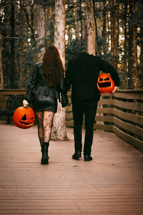 Halloween Anniversary Pictures, Spooky Family Photos, Pumpkin Head Engagement Photos, Spooky Fall Couples Photoshoot, Pumpkin Couple Photoshoot, Pumpkin Head Couple Pictures, Couples Pumpkin Head Photoshoot, Witch Couple, Couple Pumpkin Head Photoshoot