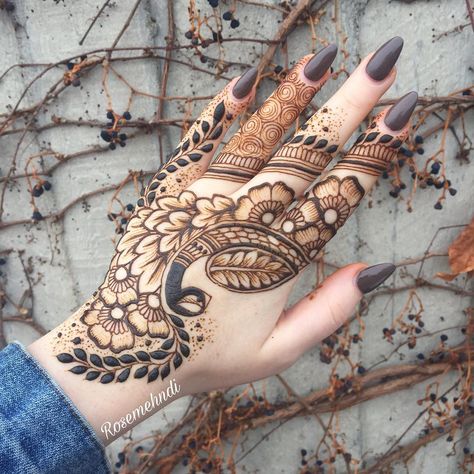 4,232 Likes, 30 Comments - Emma Rose (@rosemehndi) on Instagram: “Late night henna! ❤️🙈 #henna” Mahadi Design, Henna Peacock, Peacock Henna, Elegant Henna, Studying Hard, Mehandi Henna, Losing My Mind, Henna Tattoo Hand, Treat Myself