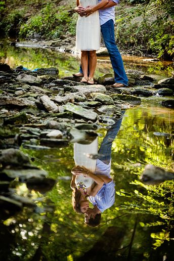 engagement portraits in a creek with a reflection at Turtle Creek Park in Highland park Wedding Couple Pictures, Wedding Fotos, Baby Fotografie, Engagement Pictures Poses, Engagement Photo Poses, Foto Poses, Foto Casual, Prom Pictures, Wedding Engagement Photos