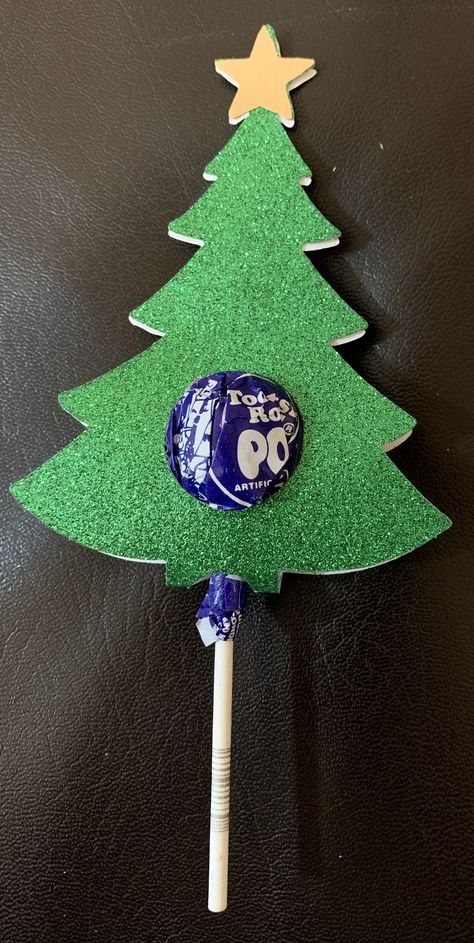 Tootsie Pop Christmas Ideas, Christmas Favors Ideas Diy, Class Christmas Gifts, Childrens Christmas Crafts, Kids Christmas Crafts Easy, Diy Felt Christmas Tree, Tootsie Pop, Santa Crafts, Handmade Christmas Crafts