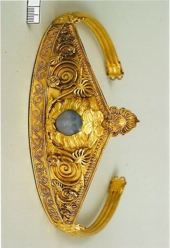 Ancient Greek diadem found in Ukraine ca 450 BC Ancient Greek Crown, Greek Diadem, Ancient Greece Jewelry, Roman Accessories, Wooden Artifacts, Greek Crown, Greece Ancient, Imperiul Roman, Archeological Sites