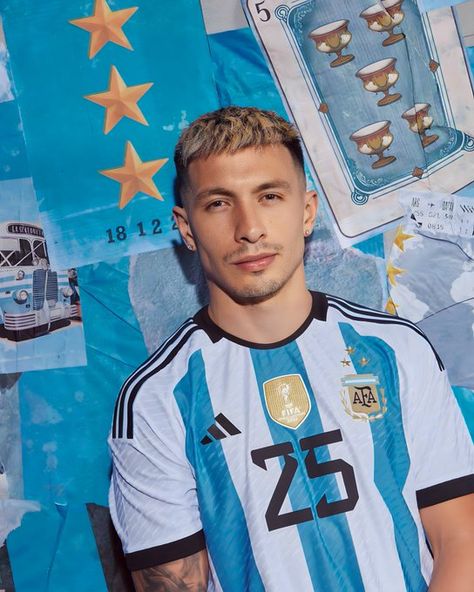 lisandro martinez | lisandro martinez argentina | lisandro martinez argentina 2022 | lisandro martinez mundial | lisandro martinez mundial 2022 | lisandro martinez argentina mundial | lisandro martinez qatar | lisandro martinez qatar 2022 | lisandro martinez manchester united | lisandro martinez manchester united wallpaper | lisandro martinez y cuti romero | lisandro martinez manchester united 2022 | jugadores de la selección argentina | selección argentina 2023 Argentina National Team, Messi And Neymar, National Football Teams, Man United, Neymar, Football Team, Football Players, Manchester United, Fifa