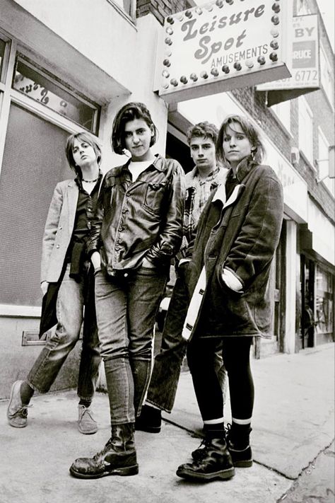 90s Brit Pop Aesthetic, 90s Fashion British, Britpop Fashion 90s Women, 90s British Aesthetic, Elastica Britpop, British Aesthetic Grunge, Britpop Fashion 90s, 90s British Fashion, 90s Band Aesthetic