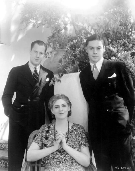 At the time she was filming Rasputin and the Empress, Ethel Barrymore posed for this picture with sons Samuel and John in the garden of her California home John Drew Barrymore, Ethel Barrymore, Barrymore Family, Early Hollywood, Famous Families, Old Hollywood Movies, Sunset Boulevard, Drinking Buddies, Celebrity Families