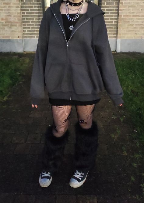 Gothic, girl, outfit, punk, grunge, dark, emo Goth Outfits Winter Grunge Fashion, Winter Emo Outfits Cold Weather, Grunge Gym Outfits, Emo Outfits Girl, Winter Outfits Alternative, Goth School Outfit, Winter Alt Outfits, Casual Gothic Outfits, Winter Emo Outfits