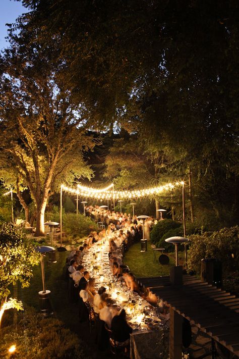 A mid summer nights dream fairytale party whith all the guests dining under twinkle lights and the night sky  Photography by www.giacanali.com, Submitted by Wedding Spots, Big Dinner, Party Lighting, Country Bride, Tafel Decor, Outdoor Dinner, Night Wedding, Engagement Ideas, Long Table