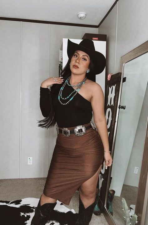 Accessories With Brown Dress, Western Skirts Outfits, Skirt Cowgirl Outfits, Vaquera Outfit Skirt, Western Outfits Skirt, Vaquera Outfits Plus Size, Western Outfits With Skirt, Western Outfits Women Skirt, Jaripeo Outfits Skirt