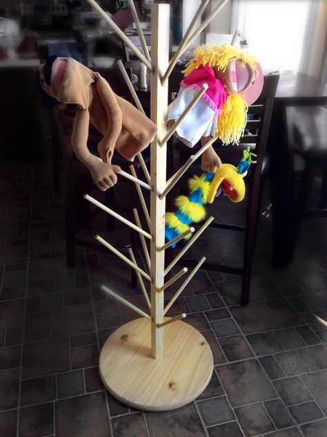 Puppet tree! Puppet storage ;0) Puppet Storage, Preschool Easter Crafts, Art Center Preschool, Music Organization, Puppet Stand, Organize Classroom, Diy Puppet, Therapy Space, Preschool Easter