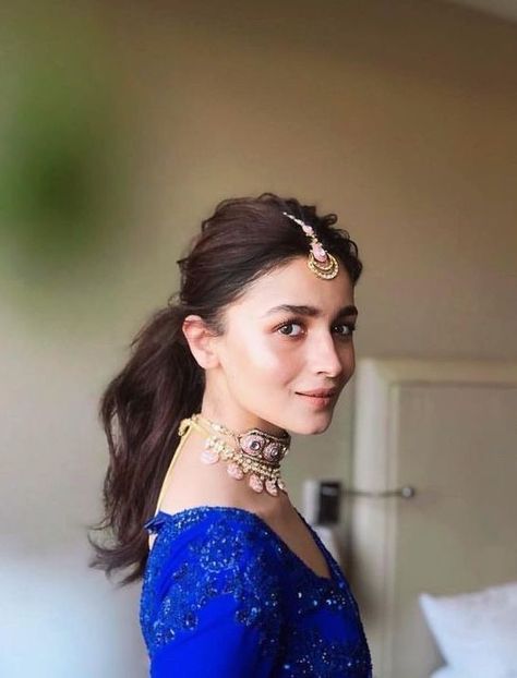 #aliabhatt #haircut #hairstyles Quick Bun, Alia Bhatt Hairstyles, Messy Ponytail Hairstyles, Lehenga Hairstyles, Hairstyles For Indian Wedding, Wedding Ponytail, Hair Style On Saree, Saree Hairstyles, Pony Hairstyles