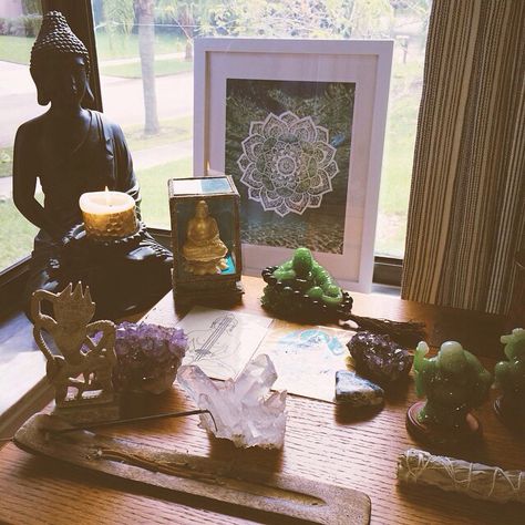 Yoga Meditation Corner, Yoga Meditation Room, Meditation Corner, Meditation Rooms, Zen Room, Meditation Altar, Calming Spaces, Zen Space, Yoga Space