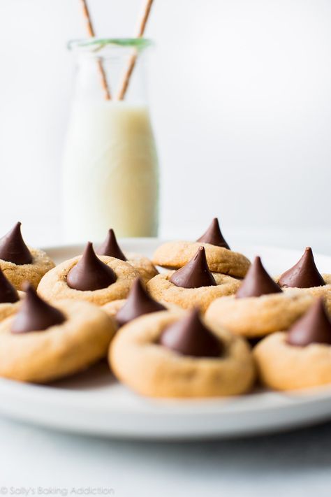 Homemade peanut butter blossoms are simple to make and a classic holiday cookie! Recipe on sallysbakingaddiction.com Sally Baking, Peanut Butter Blossom, Peanut Butter Kiss Cookies, Butter Blossoms, Sallys Baking, Peanut Butter Blossom Cookies, Christmas Feast, Blossom Cookies, Frozen Cookie Dough