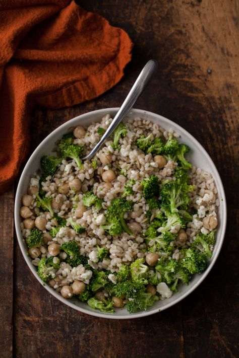 Broccoli Barley Bowl (with TJs shaved Brussels sprouts and a drizzle of balsamic glaze!) Barley Bowl, Bulk Meals, Barley Recipes, Broccoli Recipes Healthy, How To Cook Barley, Barley Recipe, Roasted Beets, Broccoli Recipes, Spinach Salad