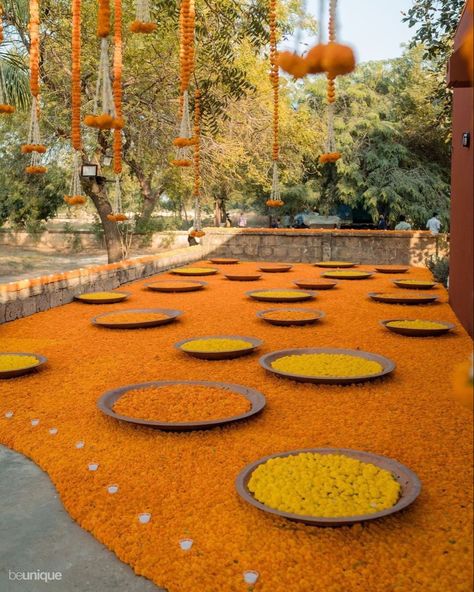 Genda Phool Decor, South Indian Wedding Decor, Holi Vibes, Indian Wedding Decor Ideas, Marigold Decor, Genda Phool, Marigold Wedding, Daytime Wedding, Minimalist Wedding Decor