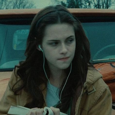 Twilight Movie Stills, Twilight Stills, Twilight Aesthetic, Twilight 2008, Kristin Stewart, Twilight Edward, Twilight Film, Twilight Pictures, Twilight Movie