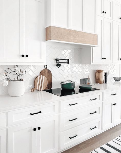 White Herringbone Backsplash, Classic White Kitchen, Kitchen Backsplash Designs, All White Kitchen, White Kitchen Design, Casa Container, Kitchen Room Design, Kitchen Inspiration Design, Counter Tops