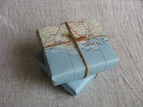 world wrap Map Wrapping Paper, Wrapped Presents, Folding Origami, Gift Wrapping Inspiration, Brown Paper Packages, Creative Gift Wrapping, Cadeau Diy, Present Wrapping, Diy Gift Wrapping