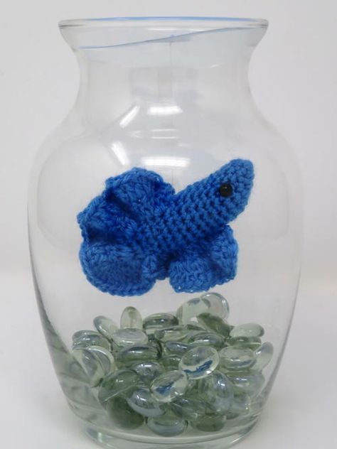 "A betta fish is a great desktop pet for a cubicle dweller, teacher, or just to dress up a boring side table. But what about a betta fish that doesn't need fed? He doesn't even need water! This betta fish is a different take on the goldfish in a jar. He is made in all one piece, in the sport weight yarn of your choice. However, I am partial to the mini skeins in Lion Brand Bonbons." Betta Fish Crochet, Fast Diy Gifts, Fish Crochet Pattern, Crochet Sea Life, Crocheted Fish, Amigurumi Fish, Crochet Fish Patterns, Fish Crochet, Crochet Critters