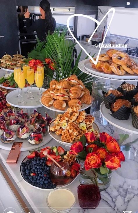 Brunch Get Together Ideas, Sit Down Brunch Party, Wedding Food Breakfast For Dinner, Elegant Brunch Food Ideas, Cute Breakfast Buffet Ideas, Senior Breakfast Table Ideas, Spring Brunch Buffet, Brunch Banquet Ideas, Brunch Buffet Tablescape Presentation