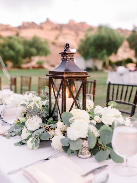 Classic Wedding Centerpieces, Summer Wedding Centerpieces, Garden Wedding Centerpieces, Lantern Decor Wedding, Beautiful Wedding Centerpiece, Lantern Centerpiece Wedding, Table Centerpieces Diy, Lantern Centerpieces, Rustic Lanterns