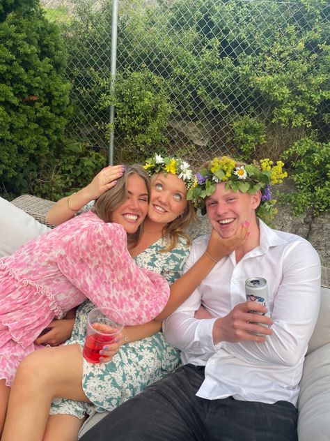 #midsummer #midsommar #girls #summer #style Mid Summer Party, Midsommar Outfit, Midsommar Party, Midsummer Party, 19 Birthday, Diner Party, Spring Formal, Garden Party Birthday, Hosting Holidays