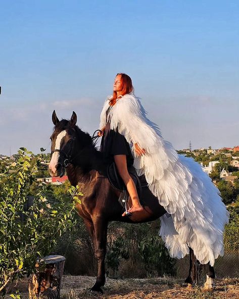 Wedding feather cape for a photo shoot. Made from synthetic ostrich feather. How To Make A Cape, Feather Outfit, Feather Cape, Capes For Kids, Winter Window, Costume Anime, Feather Wedding, Photoshoot Props, Costume Drama