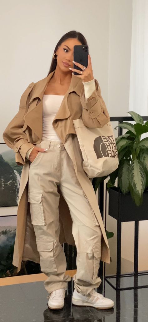 Camel Cargo Pants Outfit, Timberland Boots Outfit Winter, Cargo Pants Outfit Dressy, Winter Cargo Pants Outfit, Tan Cargo Pants Outfit, Winter Cargo Pants, Cargo Pants Outfit Winter, Beige Cargo Pants Outfit, Daisy Wolanski