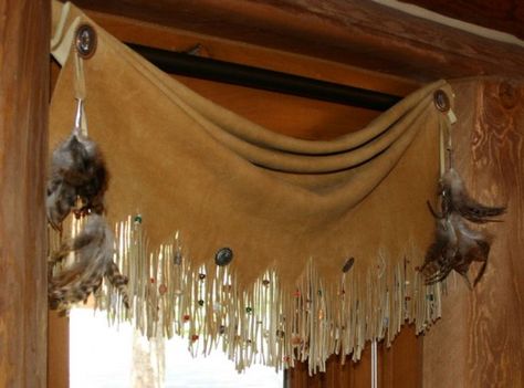 cute curtain idea maybe even over the shower curtain or as tie-backs Western Valance, Window Arrangements, Southwestern Curtains, Western Curtains, Native American Decor, Cute Curtains, Rustic Western Decor, Western Rustic, Rustic Room