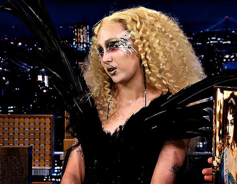 CHAPPELL ROAN The Tonight Show — June 20, 2024 Chappell Roan Gif, Chapell Roan, Midwest Princess, The Tonight Show, Chappell Roan, Banner Gif, Tonight Show, Halloween Outfit, Halloween Outfits