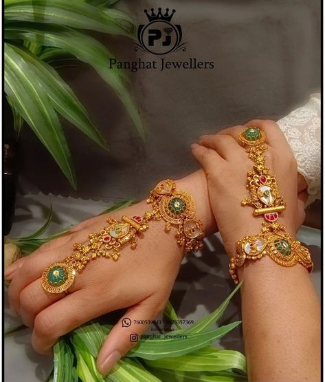 Antique Hathphool Gold, Hath Panja Gold Design Antique, Gold Hathphool Design, Hath Panja Gold Design, Gold Hathphool, Marwadi Jewellery, Gold Panja For Hand, Hathphool Gold, Antique Gold Bracelet