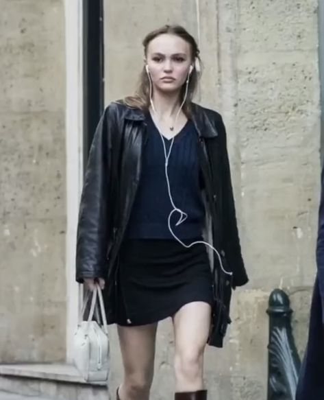 Headphone Outfit, 80s Inspired Outfits, Lily Rose Depp Style, Wired Headphones, Lily Rose Depp, Lily Rose, Make An Effort, Just Girl Things, Fall Winter Outfits