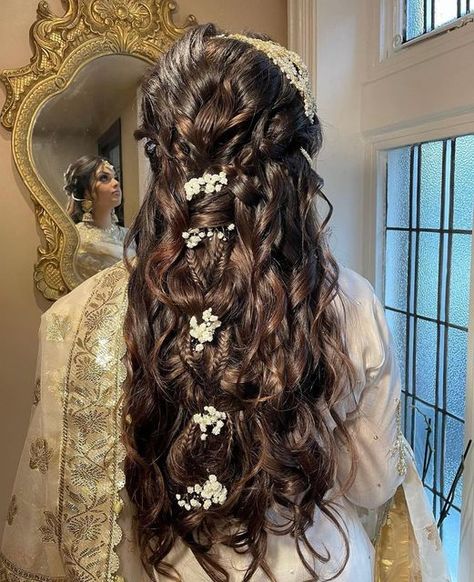 Pakistani Walima Hairstyles, Walima Hairstyles Bridesmaid, Mendhi Hairstyles Bridesmaid, Desi Curly Hairstyles, Desi Wedding Hairstyles For Long Hair, Shaadi Hairstyles Desi Wedding, Desi Bride Hairstyles, Mehndi Outfit Ideas Bridesmaid, Nikkah Bridesmaid Outfit