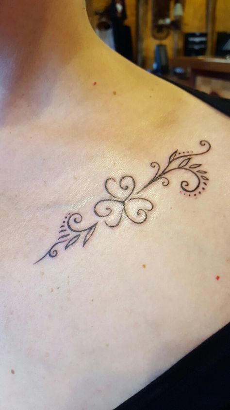 Three hearts...one love. Placed under collar bone:) Collar Bone Henna Designs, Henna Collar Bone, Henna On Collar Bone, Three Hearts, Collar Bone, One Love, Tattoo Inspo, Henna Tattoo, Henna Designs