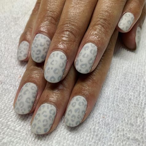 Snowy leopard print for Kia ���🐆 #sllimmsnicenail Snow Leopard Print Nails, Grey Leopard Print Nails, White Leopard Nail Designs, Gray Cheetah Nails, Grey Cheetah Nails, Snow Leopard Nails, White Cheetah Print Nails, White Leopard Print Nails, White Cheetah Nails