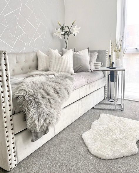 Beauty Room With Daybed, Daybed Studio Apartment Ideas, Daybed Styling Ideas Bedroom, White Daybed Room Ideas, Bedroom Daybed Ideas, Daybed Room Ideas For Women, Day Bed Bedroom Ideas Aesthetic, Full Daybed Room Ideas, Woman Room Ideas Bedrooms