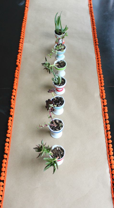 DIY table-runner: roll of kraft paper, pom pom fringe and double sided tape. Nice and easy party decor. Diy Table Runner Wedding, Diy Table Runner, Diy Sewing Table, Table Centerpieces Diy, Paper Table Runner, Diy Pom Poms, Diy Wedding Table, Table Runner Diy, Birthday Table Decorations