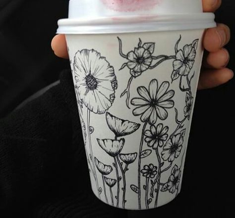 Lovely beauty coffee art flowers Starbucks Art, Mermaid Sketch, Starbucks Cup Art, Coffee Cup Art, Art Doodles, Cup Art, Starbucks Cup, Japanese Prints, Unique Things