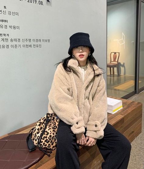 Teddy Jacket Outfit Korean, Teddy Jacket Outfit Aesthetic, Cold Outfits Korean, Korean Cold Outfits, Korea Winter Outfit, Fuzzy Jacket Outfit, 90s Chola, Teddy Jacket Outfit, 90s Chola Fashion