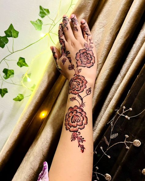 Follow @anamshennaa Instant henna work . . . *Hashtags* #mehndi #design #easy #henna #beautiful #gorgeous #art #Latest #mehndiart #mehndiworld #easy #hennaart #hennalove #artist #2023wedding #hennadesign #hennadesigns #hennaideas #mehndi #henna #hennaart #mehendidesign #mehendinight #tattoo #hennatattoo #dulhan #partyhenna #simplehenna #bodyart Work Hashtags, Henna Beautiful, Mehendi Night, Mehndi Design Easy, Easy Henna, Simple Henna, Mehndi Art, Mehendi Designs, Henna Art