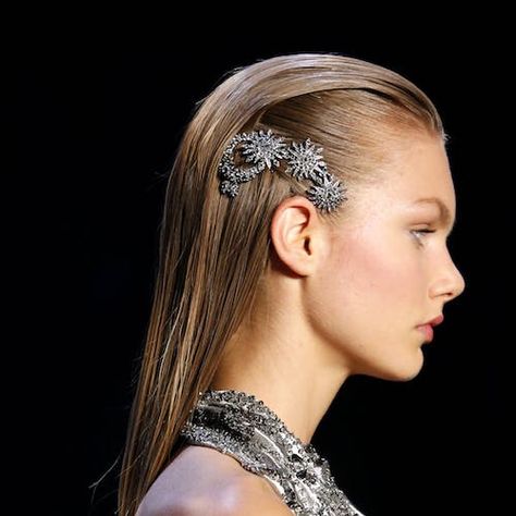 Runway Hair Trends, Fashion Week Hair, Inspired Hairstyles, Runway Hair, Bobby Pin Hairstyles, Wavy Haircuts, Head Scarf Styles, Holiday Hairstyles, The Journal