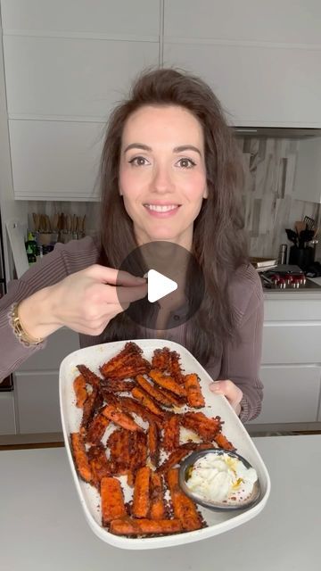 Stella Drivas 🇬🇷🇺🇸 on Instagram: "These CRISPY PARMESAN CARROT STICKS are definitely on the menu for my Christmas table. If you haven’t tried them yet, get on it! If you have tried them, please let me know in the comments below 👇🏽❤️

Full recipe is on my website: HungryHappens.Net

Καλή Όρεξη 🇬🇷
💙Stella" Crispy Parmesan Carrot Sticks, Parmesan Carrot Sticks, Hungry Happens, Carrot Sticks, Tasty Vegetarian Recipes, Carrot Recipes, Diet Foods, Air Fryer Recipes Healthy, On The Menu