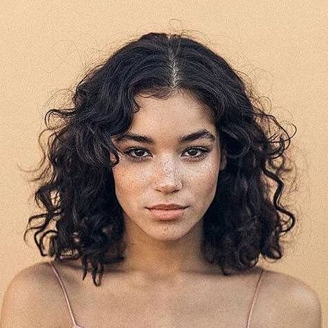 Black Hair And Freckles, Cool Haircuts For Girls, Curly Bobs, Editorial Look, Best Haircuts For Women, Curly Hair Trends, Messy Bob, Shoulder Length Bob, Best Haircuts