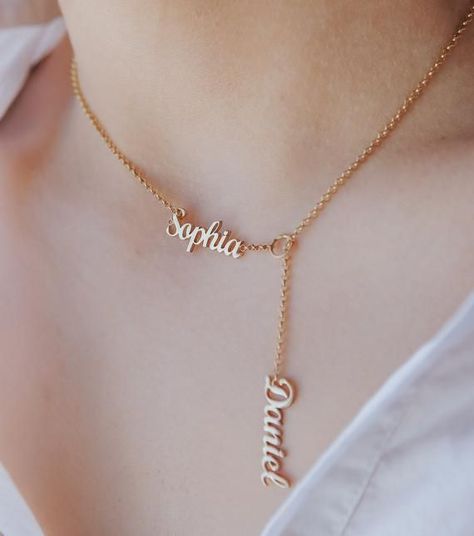 Jewelry With Names Personalized Necklace, Name Jewelry Personalized, Name Chains Necklace Gold, Name Chain Gold Design, Name Pendent Designs, Personalized Necklace Names, Necklace Name Design, Double Names, Personalized Gold Jewelry