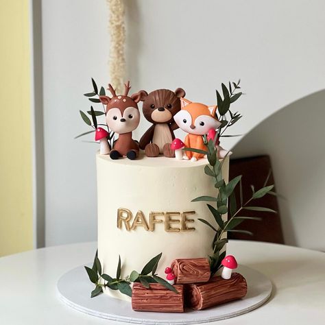 Woodland cake • Instagram Forest Animals Decorations, Simple Woodland Cake, Woodland 1st Birthday Cake, Birthday Cake Forest, Woodland Cake Ideas, Birthday Cake Animals, Forest Animals Cake, Forest Animal Cake, Number 2 Cakes