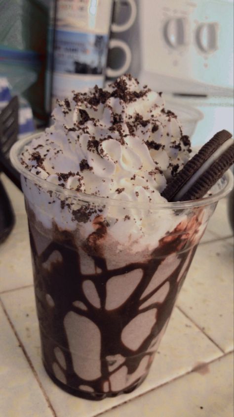 Ingredientes 
1. Galletas Oreo 
2.Nieve de Oreo o Vanilla 
3. Crema chantillín 
4. Chocolate Hershey líquido Oreo Milkshake, Oreo Flavors, Chocolate Sweets, Food Therapy, Yummy Comfort Food, Candy Desserts, Peanut Butter Recipes, Fun Baking Recipes, Frappe