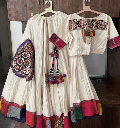 Unique Navratri Outfits 2024, Unique Navratri Outfits, Navratri Fits, Choli Blouse Design, Chaniya Choli Designs, Long Blouse Designs, Navratri Collection, Mirror Work Blouse Design, Cotton Blouse Design