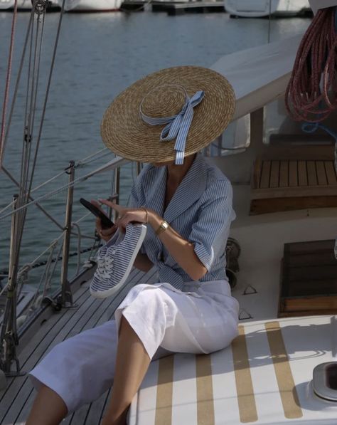 Marine Style Outfit, Yacht Outfit, Countryside Outfit, Marine Outfit, Nautical Outfits, Summer Items, Boat Fashion, Hat Outfit, Mum Fashion