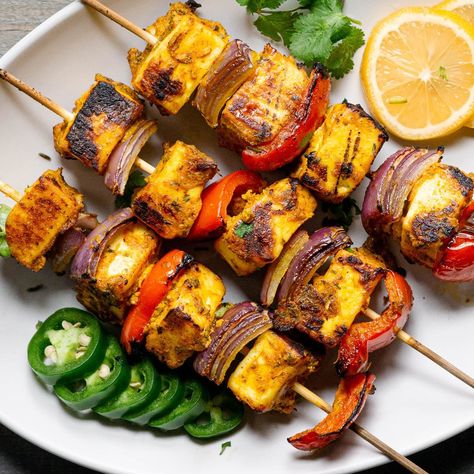 Paneer Tikka Skewers, Paneer Skewers, Paneer Tikka Recipe, Vegetarian Main Meals, Kabob Marinade, Grilled Paneer, Paneer Cheese, Tikka Recipe, Christmas Feast